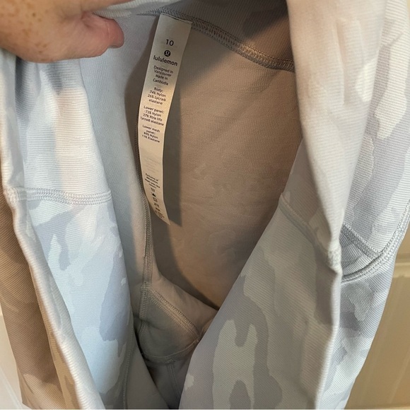 Lululemon Wunder Under High-Rise *Roll Down Scallop Full-On Luxtreme 23" size 10 - Picture 4 of 9